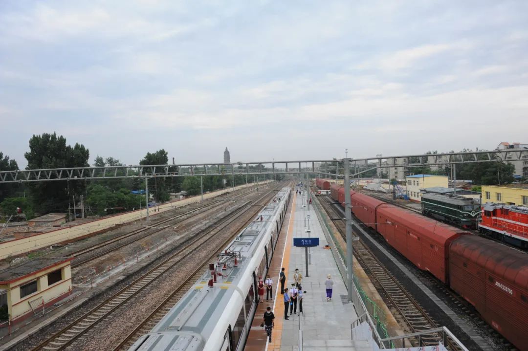 市郊铁路良乡站今早开通运营到北京西站仅25分钟