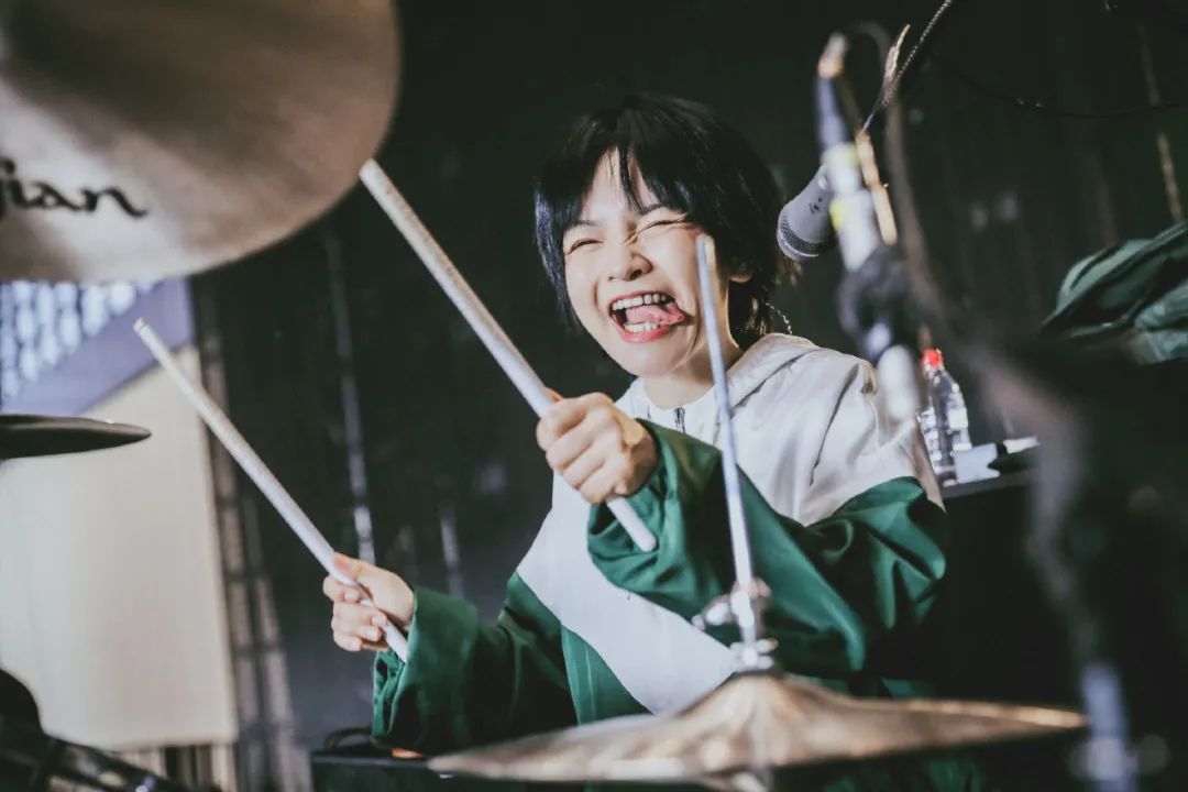 刚刚被推入公众视野又一脚跨出来了