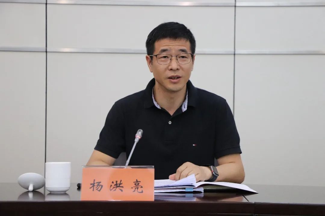 市委统战部副部长,新当选的市统战理论研究会第六届理事会会长杨洪亮