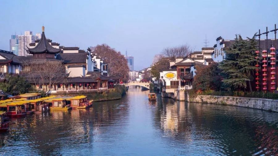 距今三千多年前,北行的秦淮河干流在鸡笼山,覆舟山一线被阻断,山南