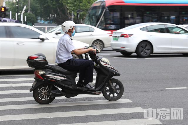 电动车管理条例实施首日 未佩戴头盔最高罚款50元