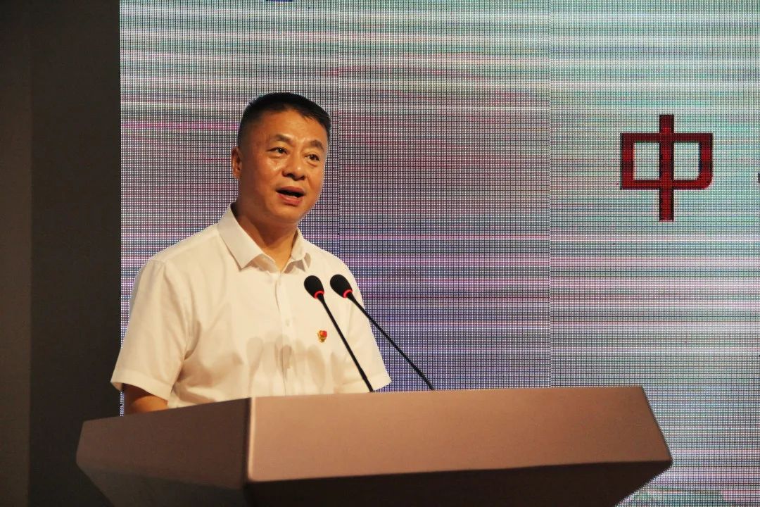 海宁市委常委,统战部部长陆春浩,海宁市人大常委会副主任朱祥华授予各