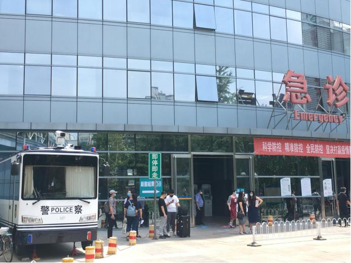 图说明:在北京友谊医院急诊楼外的移动警务工作站.