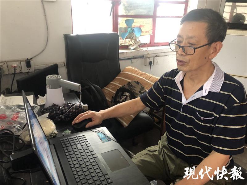 方志英在电脑前查看拍摄的图片出于对方志英身体的担