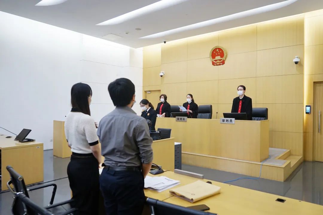 由于小鱼未能在合理的时间内向小菲提供与涉案包袋相符的配件,导致