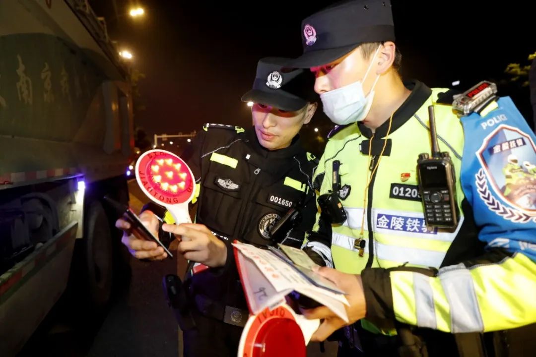 飓风行动 夏季攻势 省公安厅合成行动队联合南京交警组成铁骑警队开展第二次夜查整治行动