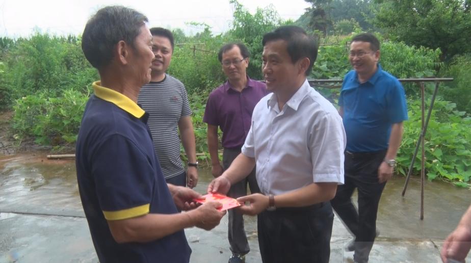 钟益民在钟陵乡走访慰问老党员