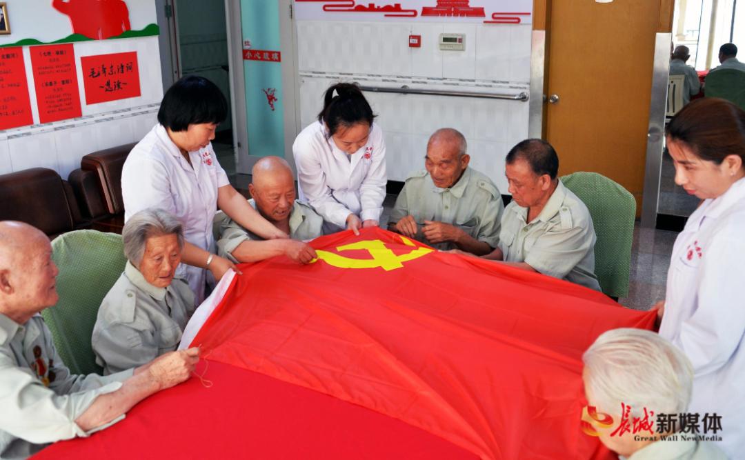 绣党旗宣传报道图片