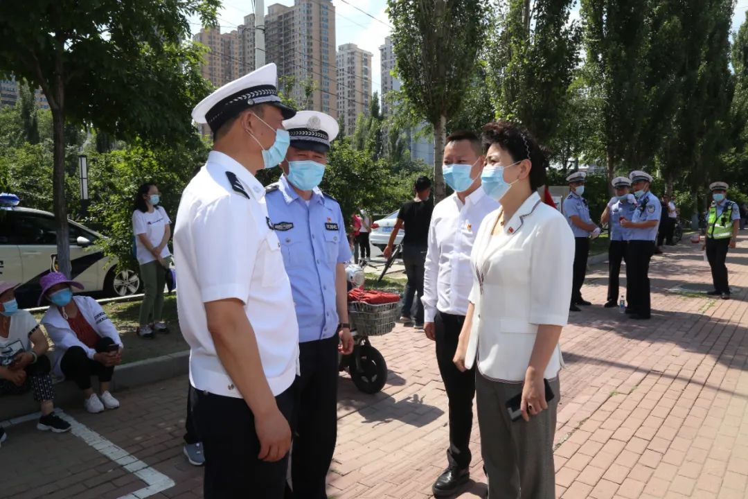 佟利民大队长代表动力交警大队感谢环卫工人为美化城市环境付出的辛勤