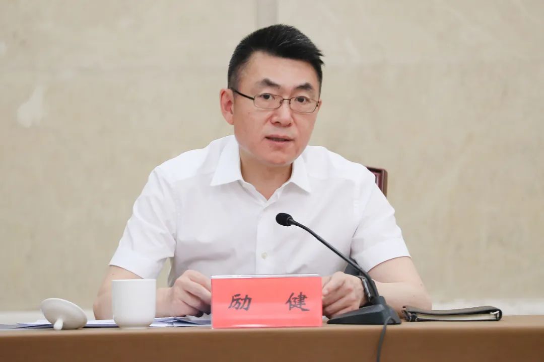 协调小组副组长,市司法局局长励健汇报说明行政执法规范化提升年活动