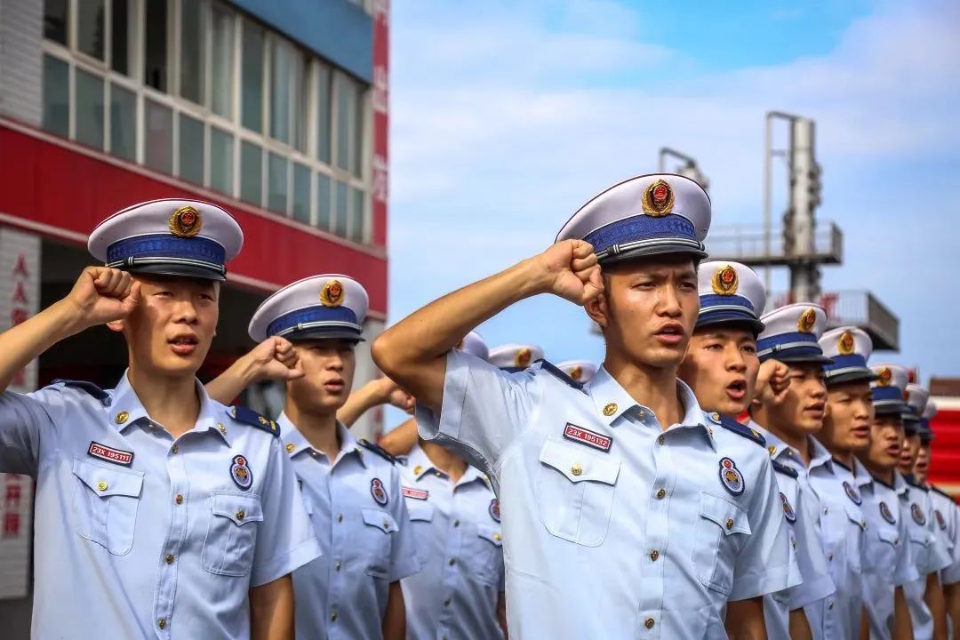 忽而今夏无汗水不夏天消防员夏训说明书