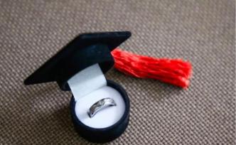 这所高校送毕业生宝石戒指，网友：人家有矿