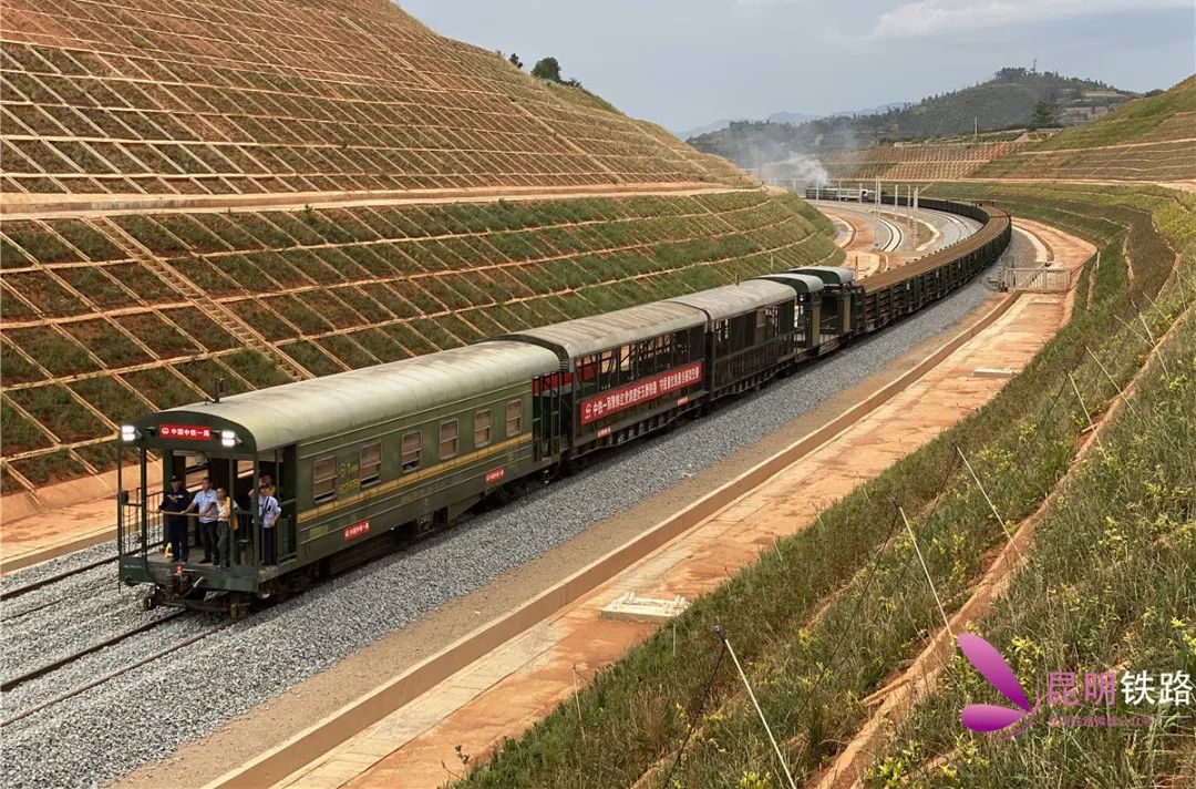 中老昆万铁路玉磨段整体道床开始铺轨