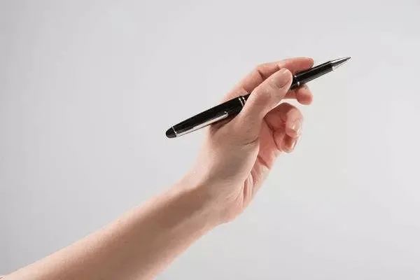 对于左撇子的成因,目前科学还没有定论,但杨元魁解释说,根据现有研究