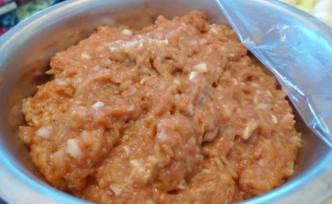 包餃子調(diào)肉餡時，先加水還是先放油？