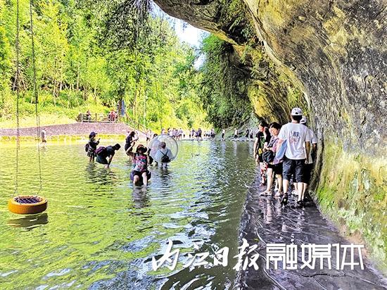 開園啦威遠縣石板河旅遊區昨起盛裝迎客