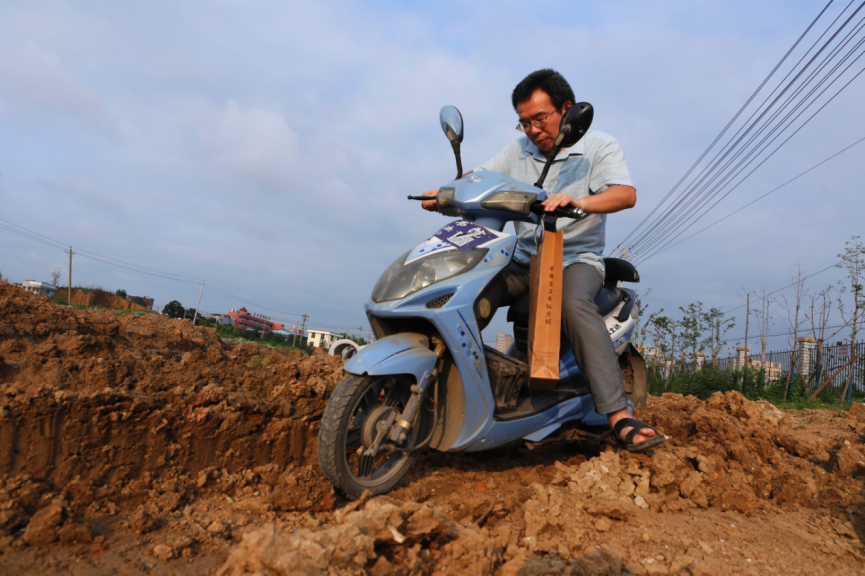 骑行25载只为乡村孩子能写出最美汉字