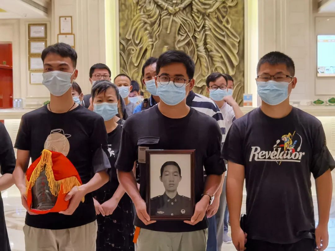 送别英雄关腾飞