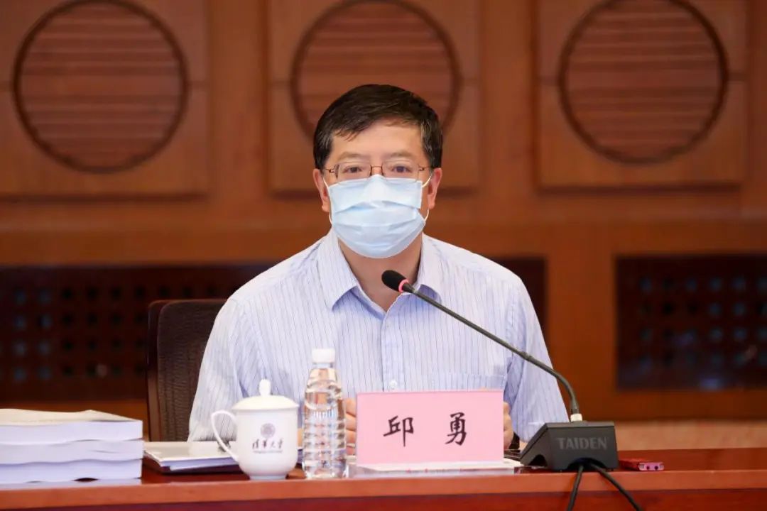 尤政,郑力,彭刚,原副校长康克军,校学术委员会主任聂建国等出席会议