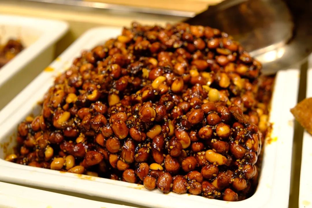 还有五仁酱丁,荞头,牛肉酱花生……都快跟不上阿姨们扫货的速度了!