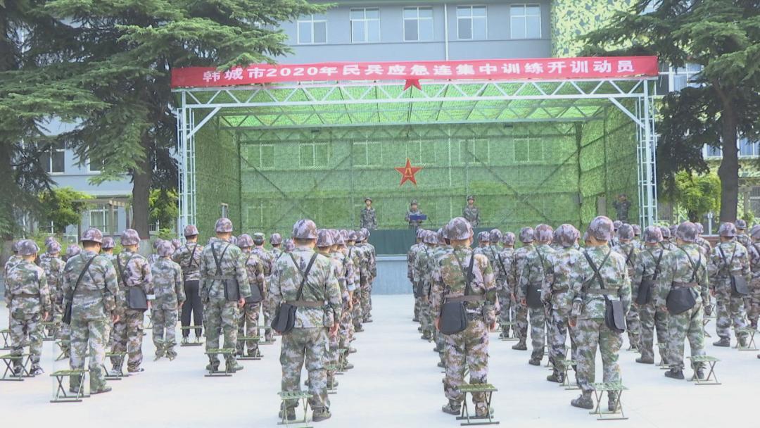 7月1日,在我市民兵训练基地,伴随着激昂的《中国人民解放军军歌》