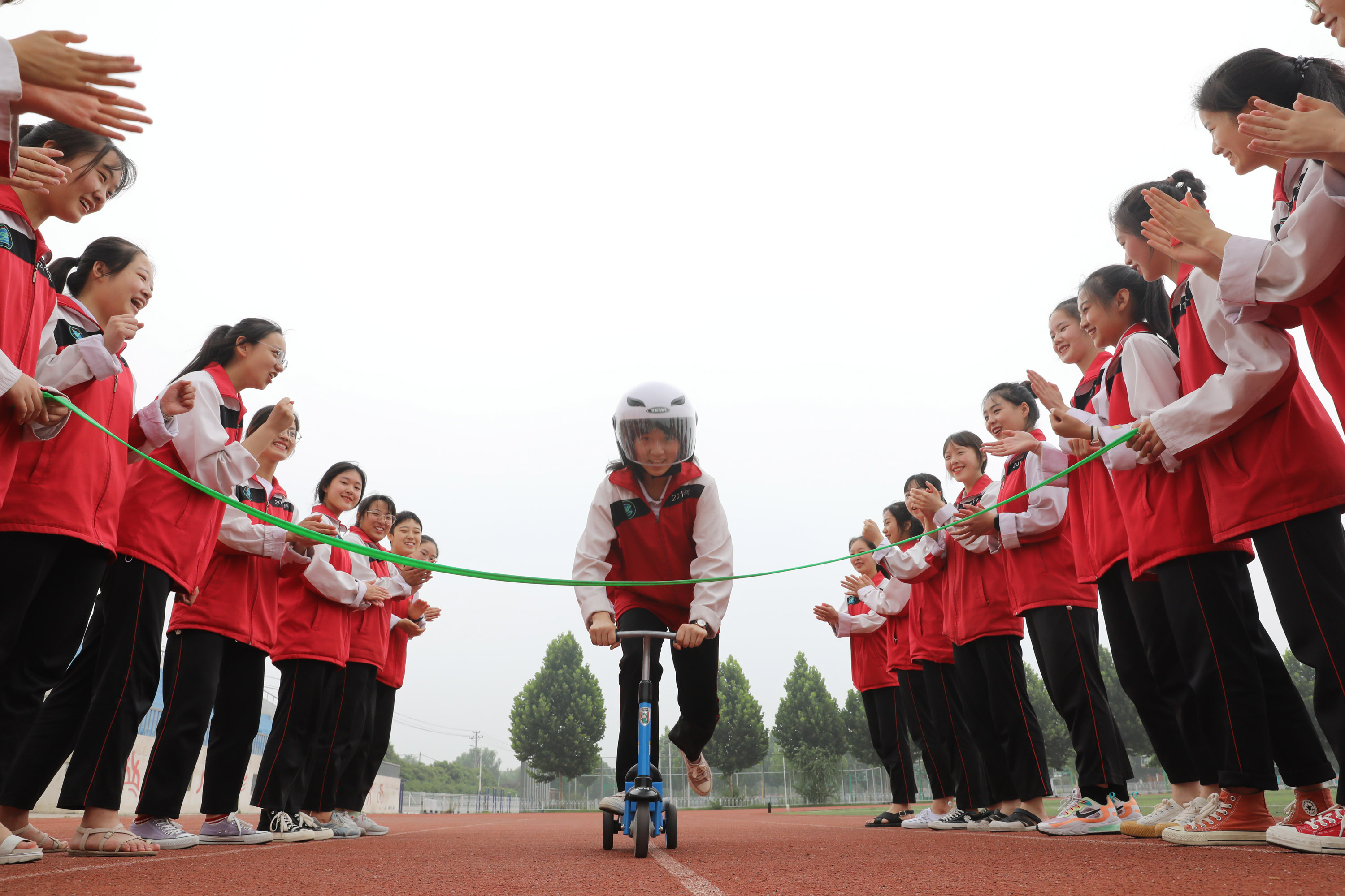 看图高三学生在学校操场上做游戏减压