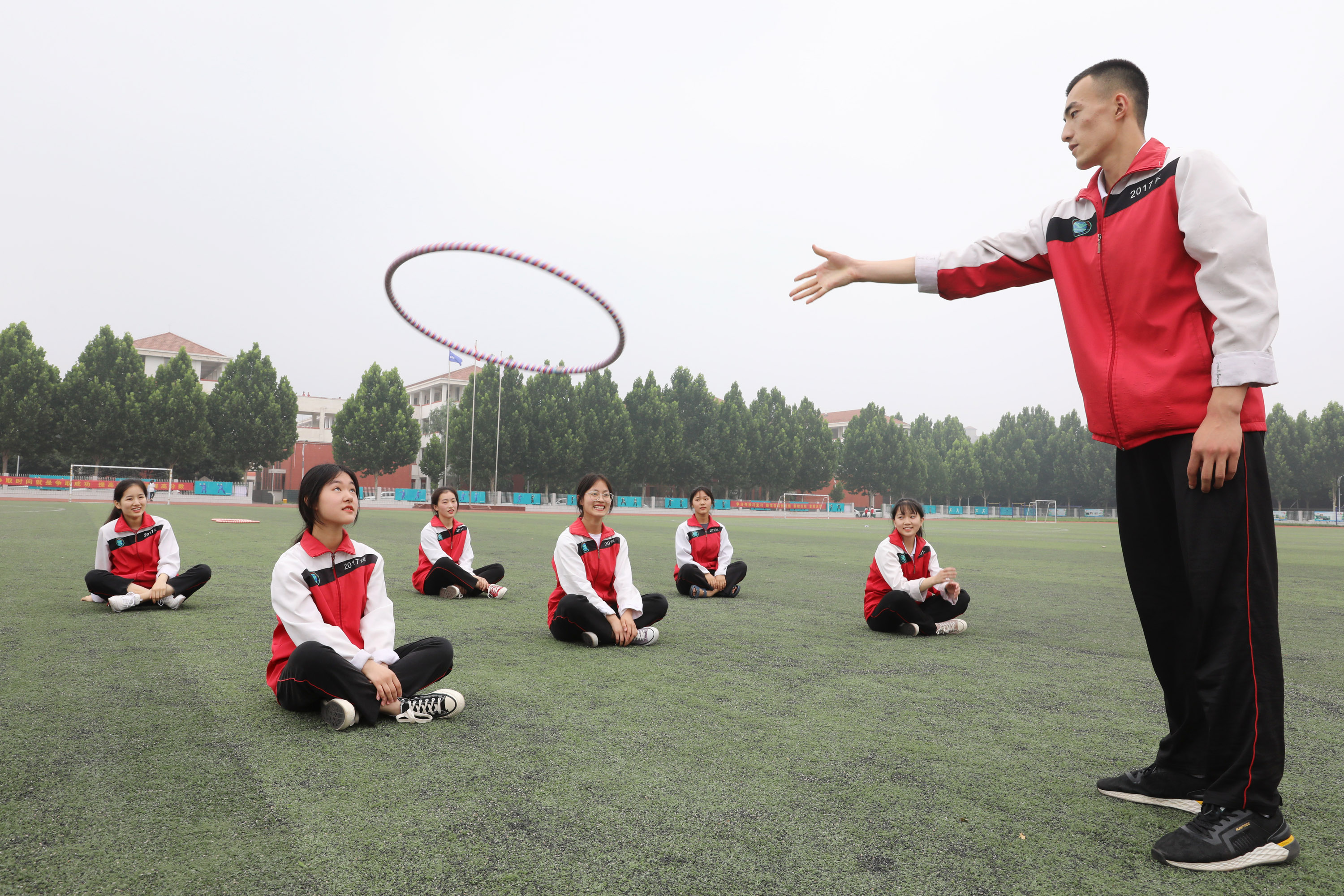 7月3日,河南省温县一中高三学生在学校操场上做游戏减压.