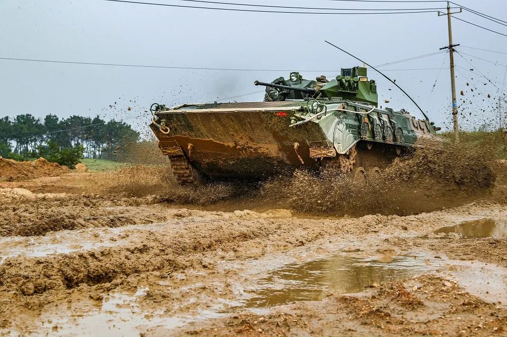 三界暴雨,装甲兵满身泥巴!