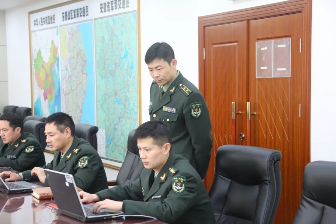 机关干部战备值班理论考核▲战备值班现场教学推进部队战备建设向"