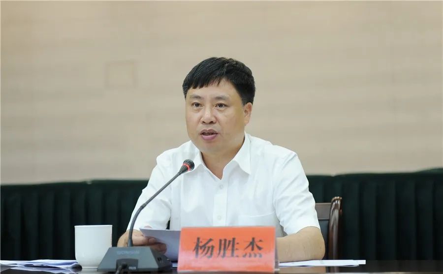 县领导杨胜杰,王继佳,戴美忠,胡克礼,祁晋出席,县委副书记,政法委书记