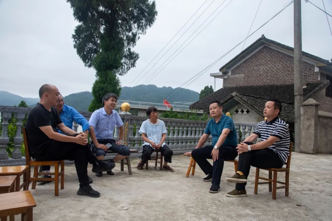 随后,李杨亚先后走访慰问了非贫困户夏政伟,贫困户夏辉明.