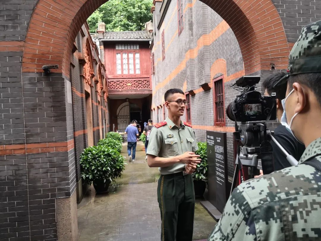 在一大会址那抹帅气的橄榄绿足足等了你20年