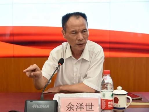 岳阳县委常委,政法委书记余泽世,县法院党组书记,院长许辉等出席会议