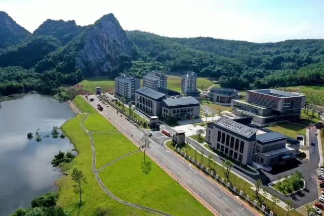 多图丨惊艳!广东南岭干部学院在韶关揭牌,居然这么"红"