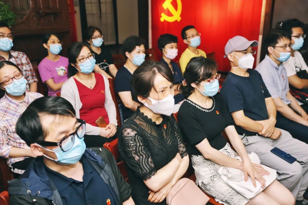 佩戴好党徽,了解本次《印痕:红色使命》情景党课的背景.