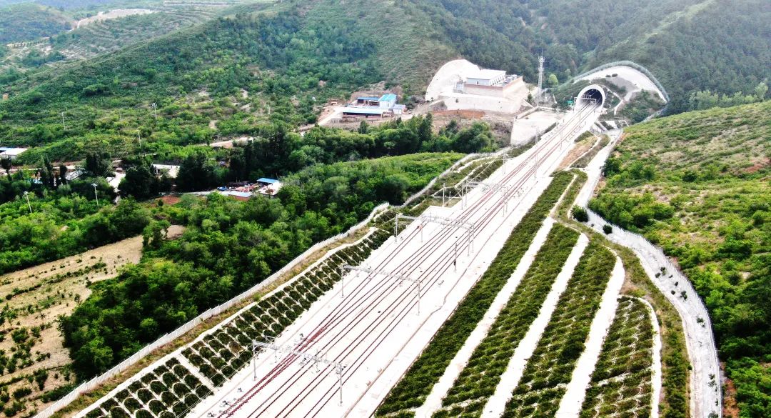 赤喀高铁的贯通运营赤喀客专项目全线正式通车由中建铁投公司参与施工