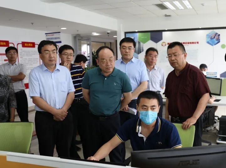 市人大常委会副主任,区党工委书记范福生陪同,区领导孙鹏参加.