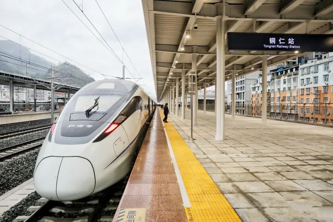 手持车票,神情轻松,踏上了铜仁开往深圳北的首趟直达g2137次动车组