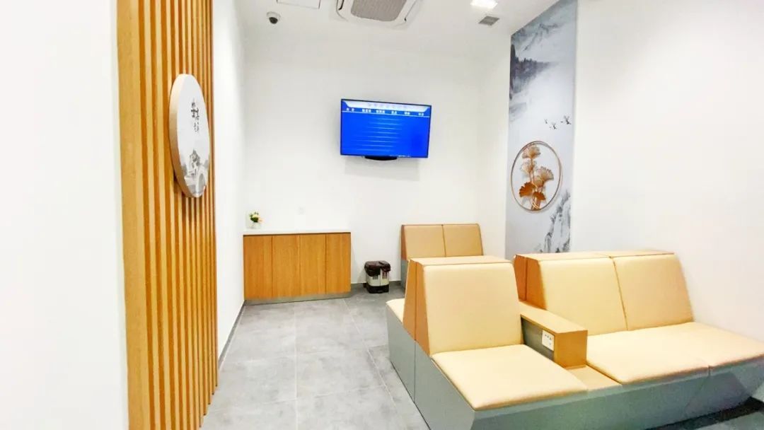 候车室安装有座椅140个,设有军人,重点旅客,母婴候车专区,可同时容纳