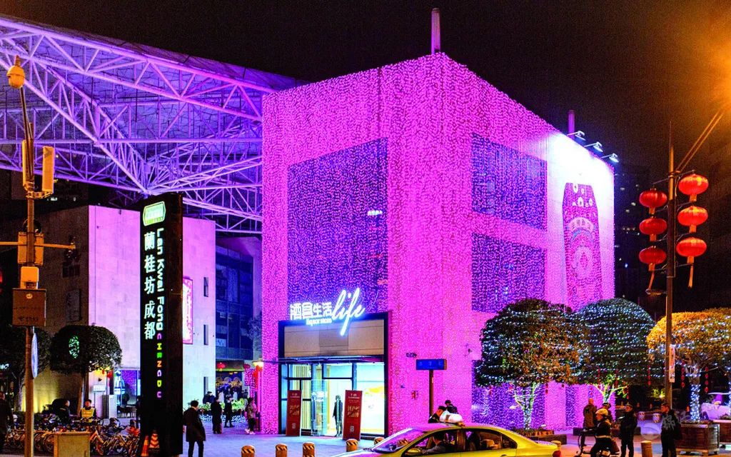 酒吧门口聚集的时尚潮流人士兰桂坊便展现出了与白天完全不同的面貌