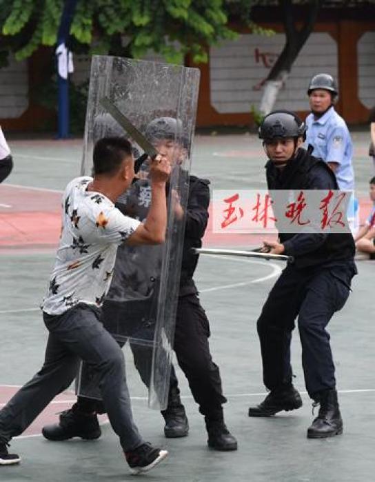 玉林两名歹徒持械冲进校园闹事结果两人被