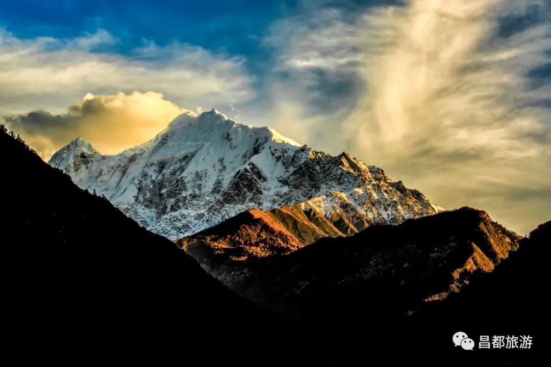 西藏昌都庄严而肃穆的梅里雪山