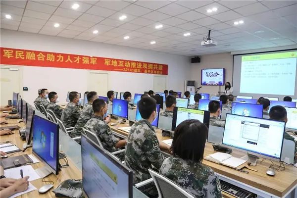 日前,在第82集团军某旅的多媒体技能培训班上,52名官兵顺利通过结业