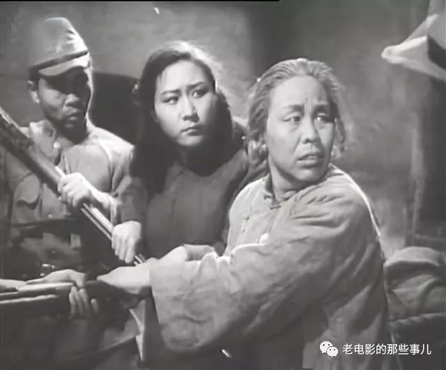 陈立中并不是凭借出色的外形吸引观众的演员,她长得并不十分漂亮,但