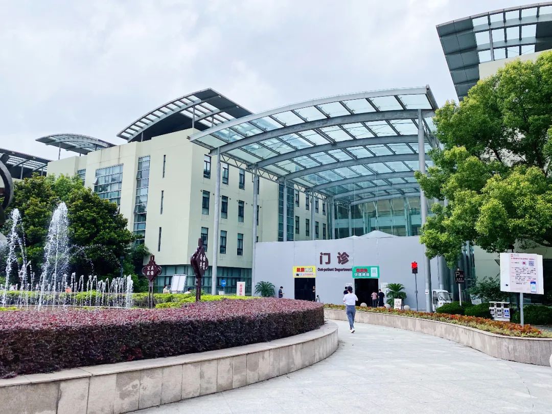 全员到齐今天他们在松江这家医院毕业了