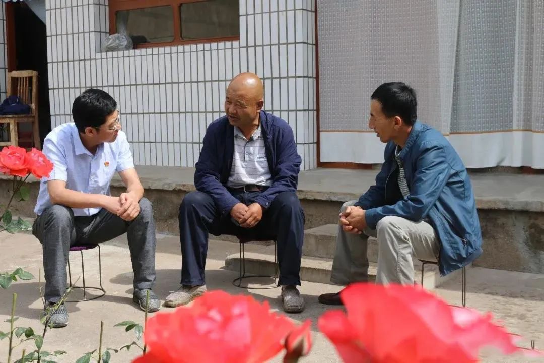 决胜小康奋斗有我洮阳镇先做真村民再做好村官记杨家店村专职党组织