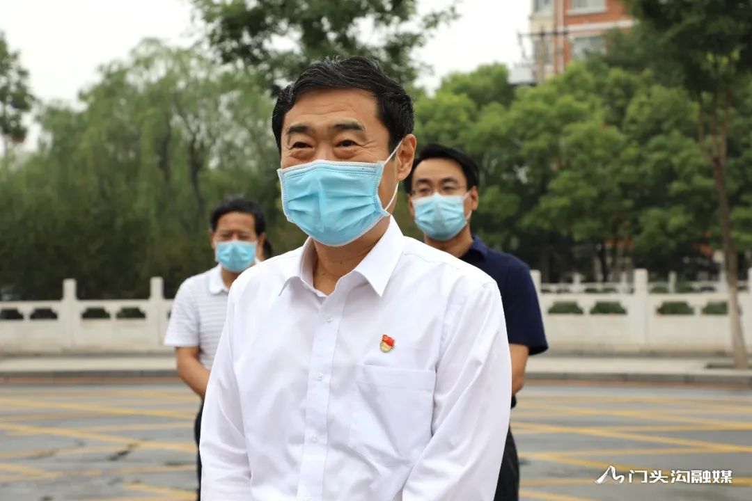 张力兵一行听取了相关准备工作以及考生基本情况汇报,实地查看了校门