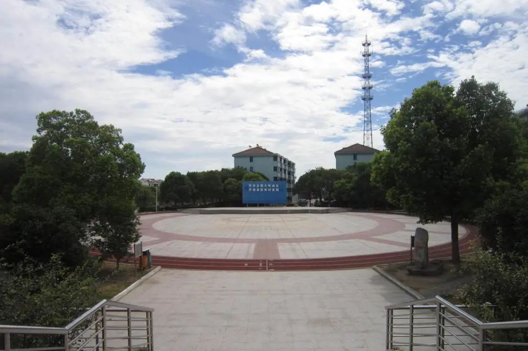 运动场百姓健身步道(振兴路南明路口)申隆二村百姓健身步道(申隆二村