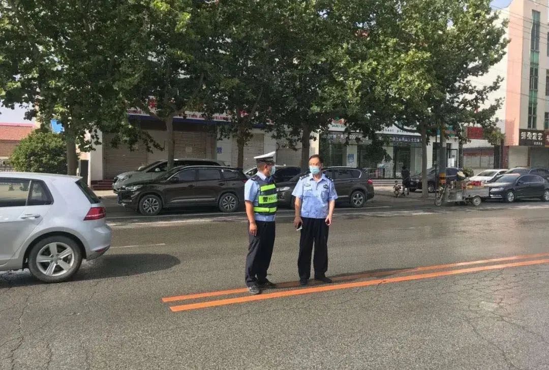 雄县交警护航高考为保障高考期间道路交通安全,畅通,给广大考生营造一