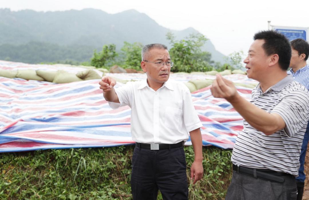 市领导刘亚东,黄学龙,市政府秘书长周剑参加.